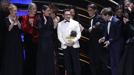 Equipo de la película ´La sociedad de la nieve´ tras recibir el Goya a "Mejor película". EFE.