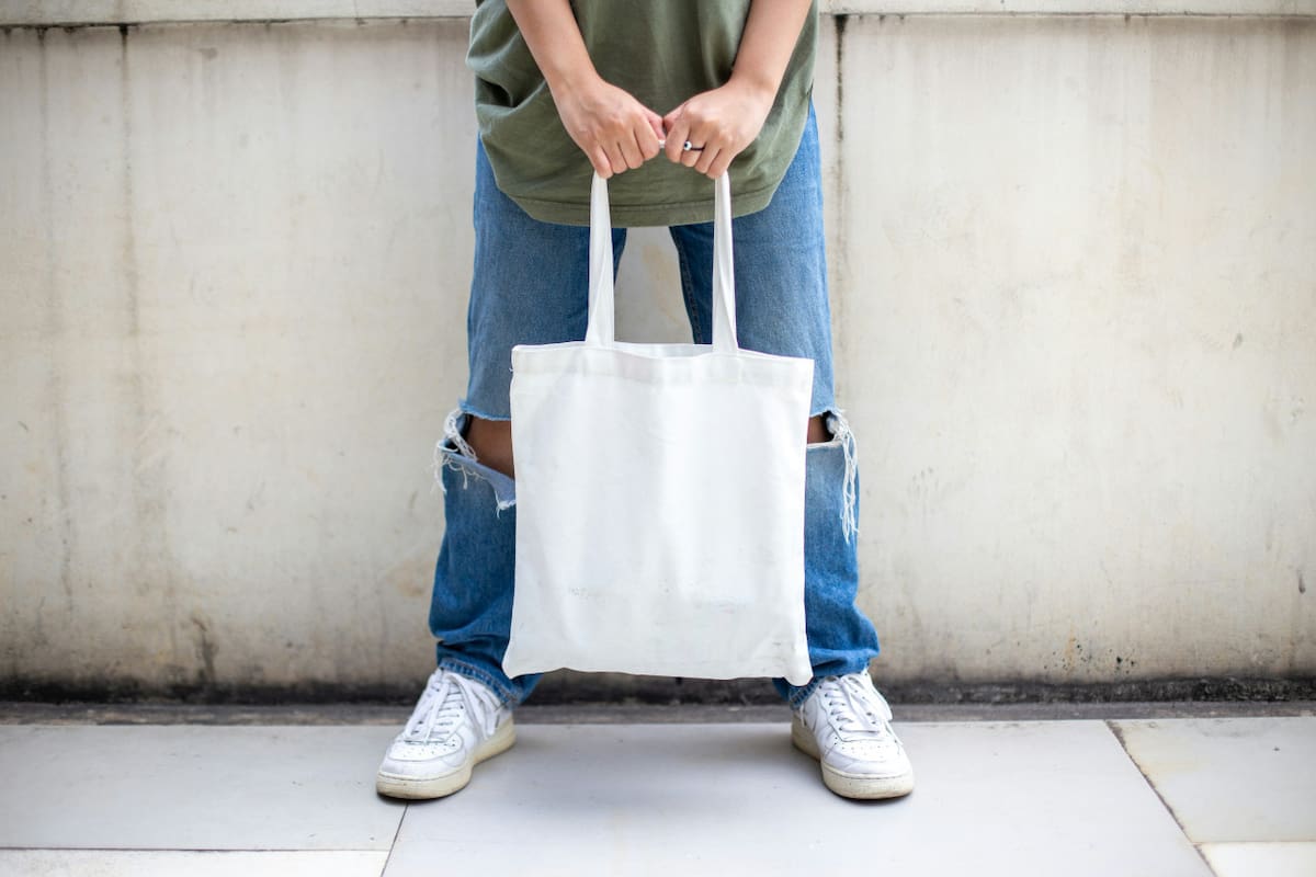 Las tote bags serán tendencia en la temporada de invierno. Foto: Unsplash.