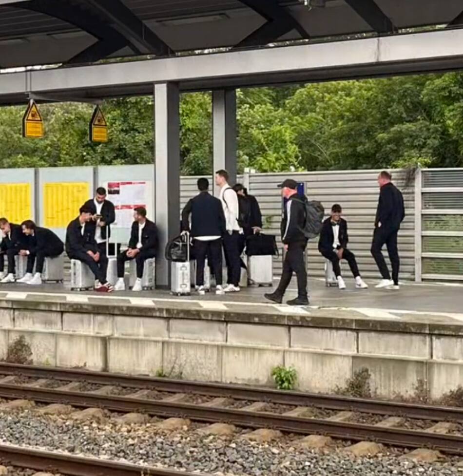 La Selección de Alemania esperando el tren para llegar a la cancha. Foto: X.