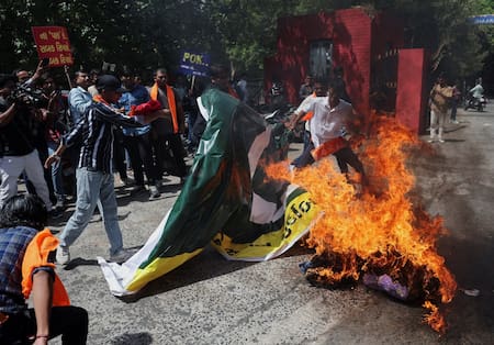 Activistas prenden fuego una bandera de Pakistán. Foto: Reuters (Amit Dave)