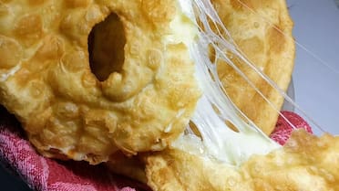 Receta de tortas fritas rellenas de queso: una opción salada y deliciosa para la tarde gris