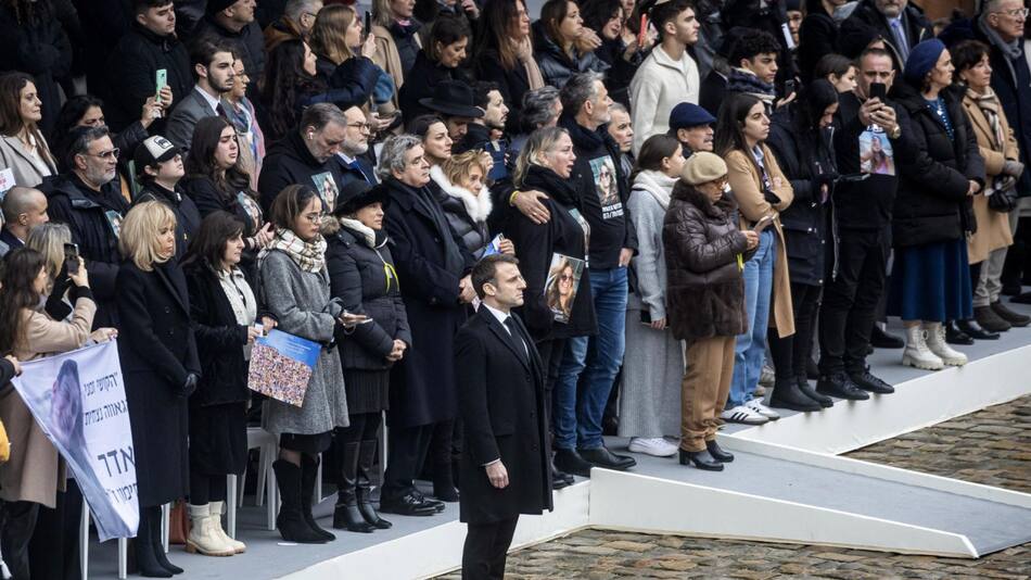 Homenaje de Macron a fallecidos franceses en ataque de Hamás. Foto: EFE