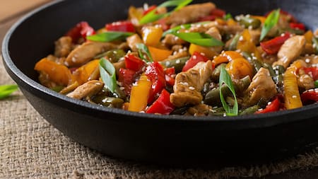 Plato de wok de vegetales, ideal para combatir las bajas temperaturas.