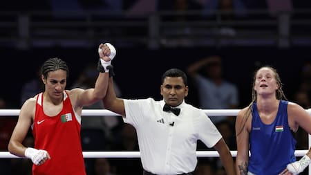 Imane Khelif ante la húngara Lucca Anna Hamori en los Juegos Olímpicos de París 2024. Foto: EFE.