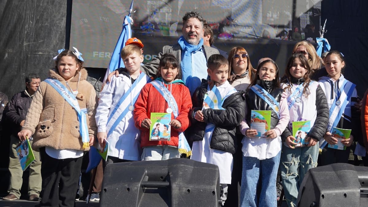 Promesa a la bandera de estudiantes en Merlo.