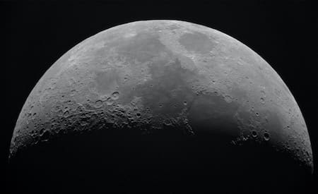 El polo lunar es de suma importancia para los científicos espaciales porque allí aguardan un sinfín de volátiles polares lunares. Foto: Unsplash.