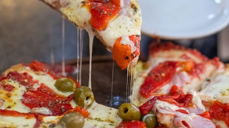 Pizza de jamón y morrones. Foto: Instagram @pizzeriaguerrin