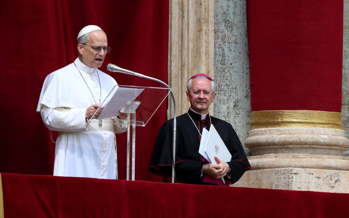 El papa León XIV dirige la oración del Regina Caeli desde la logia central de la Basílica de San Pedro en la Ciudad del Vaticano, el 11 de mayo de 2025. (Papa) EFE/EPA/ETTORE FERRARI