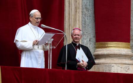 El papa León XIV dirige la oración del Regina Caeli desde la logia central de la Basílica de San Pedro en la Ciudad del Vaticano, el 11 de mayo de 2025. (Papa) EFE/EPA/ETTORE FERRARI