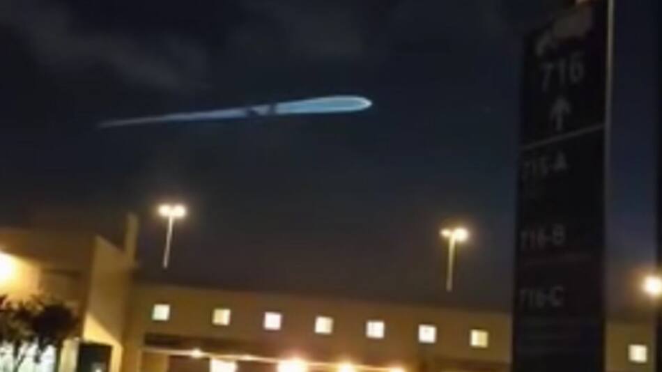 ¿Un OVNI gigante en el Aeropuerto de Miami?