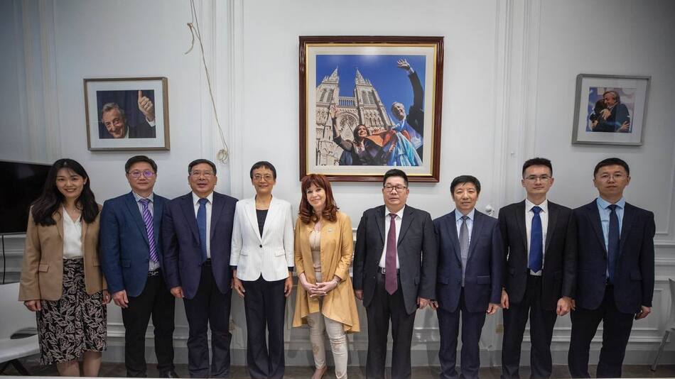 Cristina Fernández junto a la delegación china. Foto: X @CFKArgentina