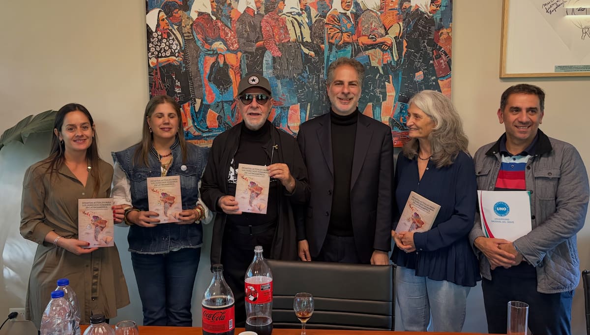 León Gieco recibiendo el título de Doctor Honoris Causa.
