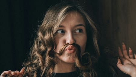 Los bigotes en las mujeres se convirtieron en la tendencia de 2025. Foto: Unsplash.