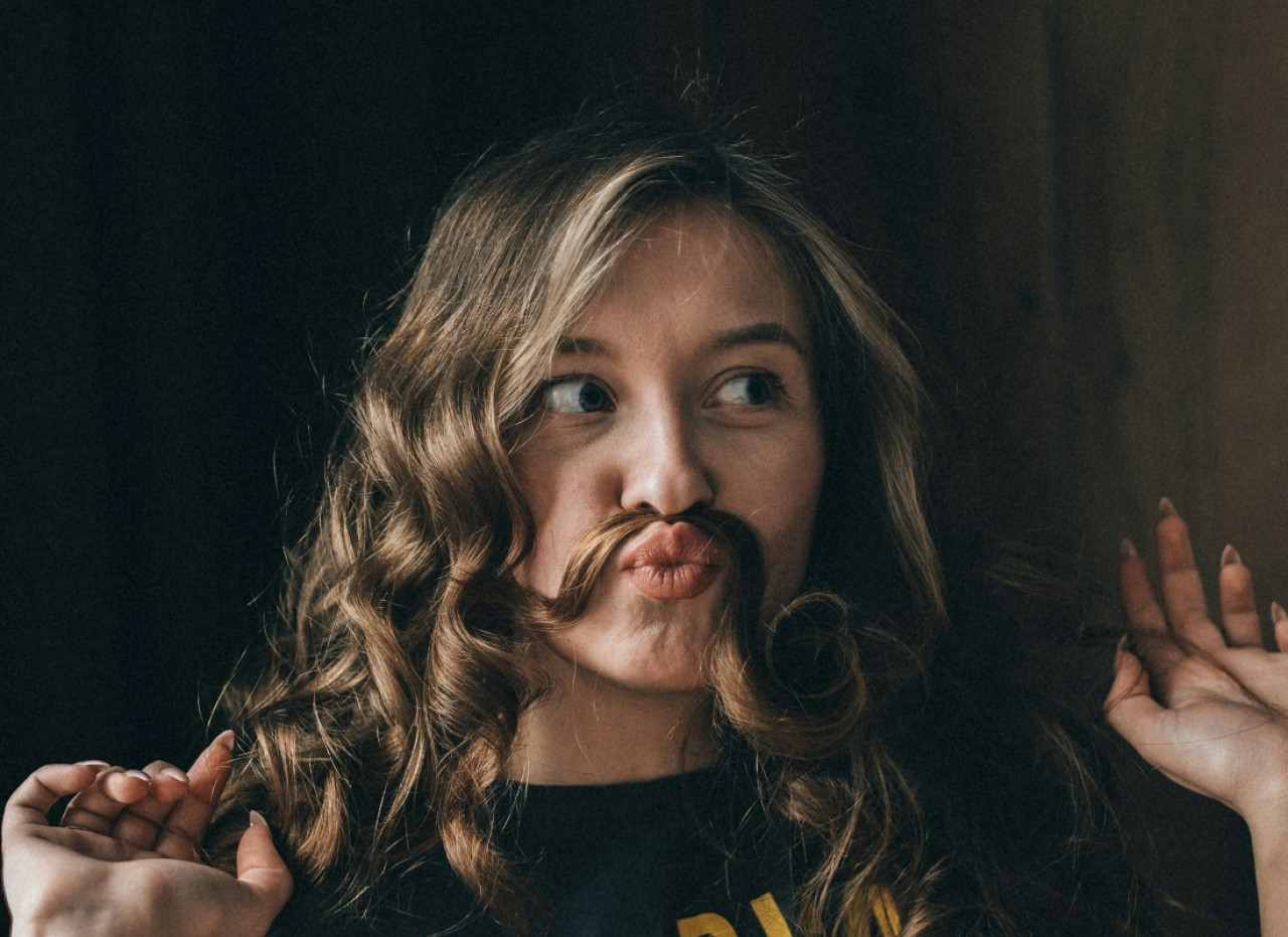Los bigotes en las mujeres se convirtieron en la tendencia de 2025. Foto: Unsplash.
