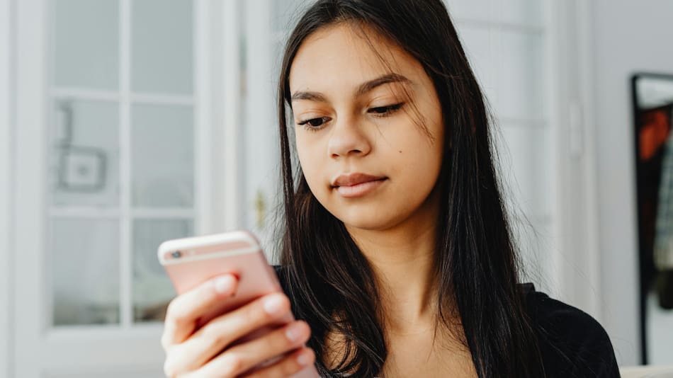 Jóvenes con celulares. Foto: Pexels.
