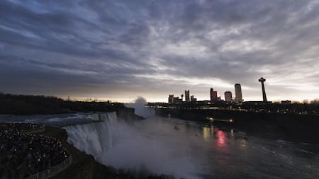 El eclipse solar desde las cataratas del Niágara. Foto: EFE.