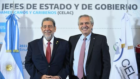 Alberto Fernández junto a Ralph Gonsalves, primer ministro de San Vicente y las Granadinas. Foto: NA.