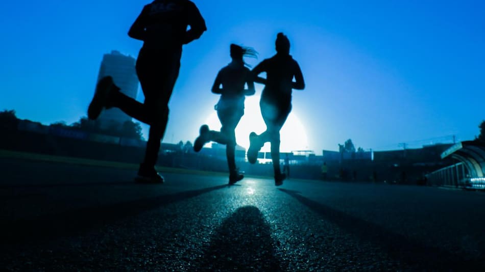 Gente corriendo. Foto Unsplash