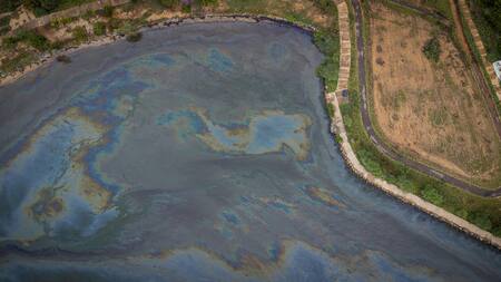 Fotografía aérea de una mancha de petroleo sobre el lago de Maracaibo. Foto: EFE