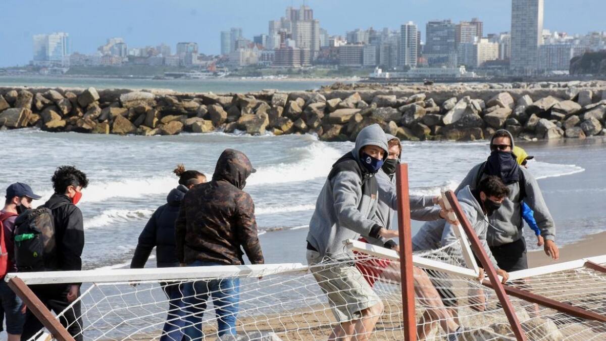 Protestas en Mar del Plata en defensa de la playa pública