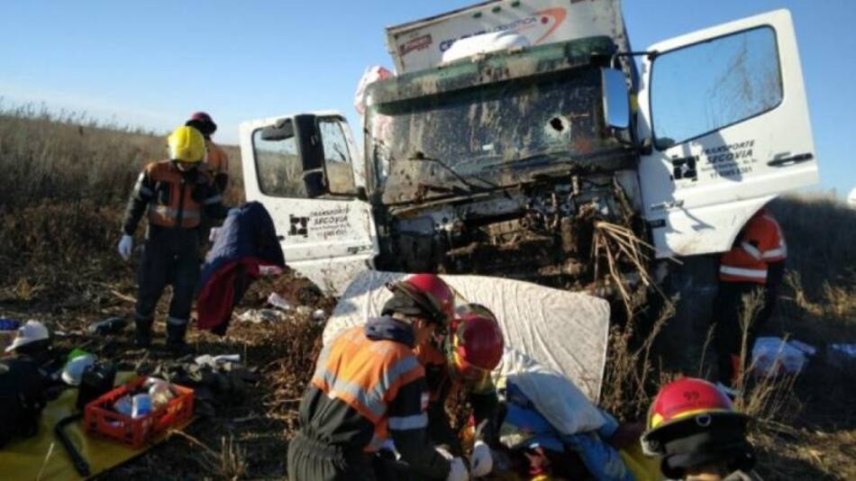 Así quedó el camión tras el vuelco. Foto: NA.