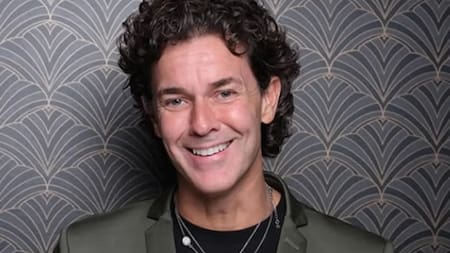 Mariano Martínez, a los besos en un boliche: ¿quién es la famosa cantante con la que se lo vio?