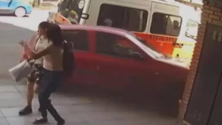 Auto se metió a un edificio. Foto: captura de video