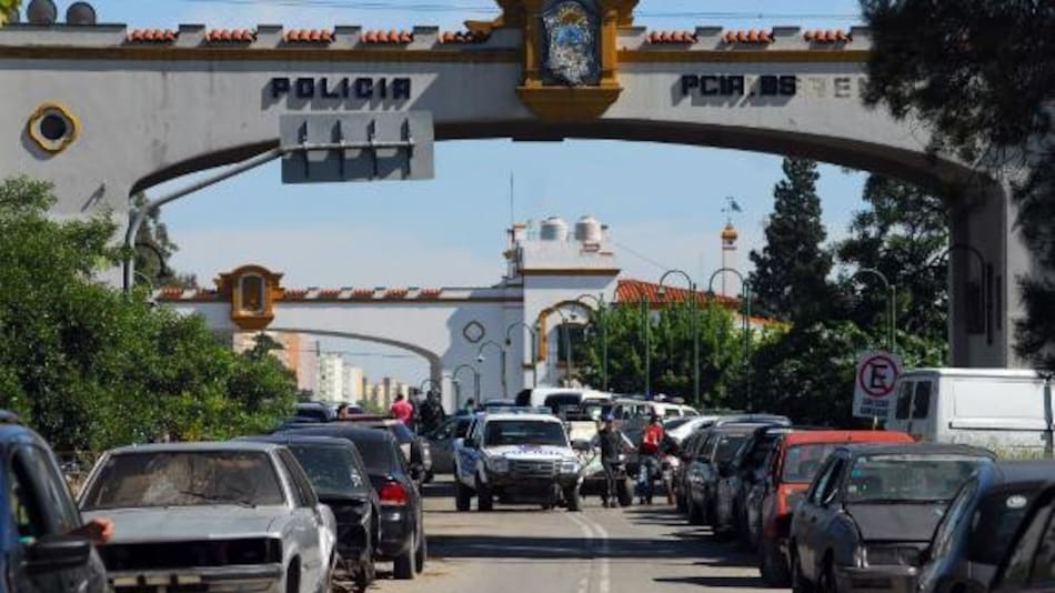 Se tiraron del puente para escapar de la Policía. Foto: NA.