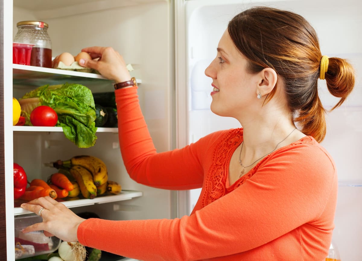 Alimentos, heladera, frutas, verduras. Foto Freepik