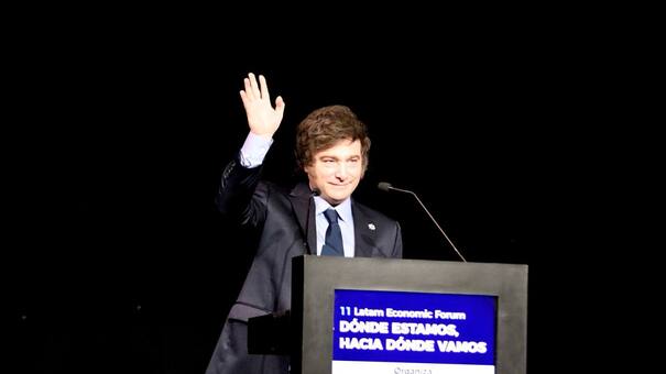 Milei apuntó contra el Grupo Clarín: "Se quieren quedar con Telefónica de prepo"