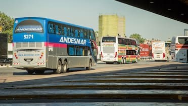 Pasajes de micros de larga distancia: precios y destinos para las vacaciones de verano 2026