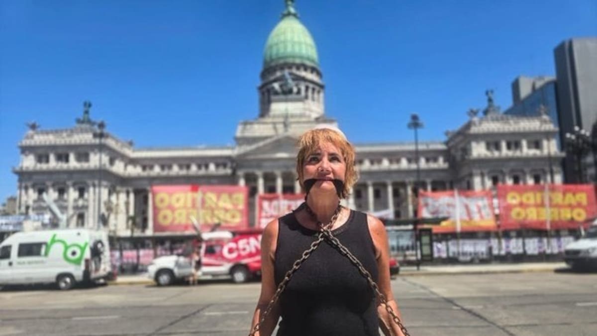 La periodista se encadenó y amordazó frente al Congreso en rechazo a la Reforma Laboral.