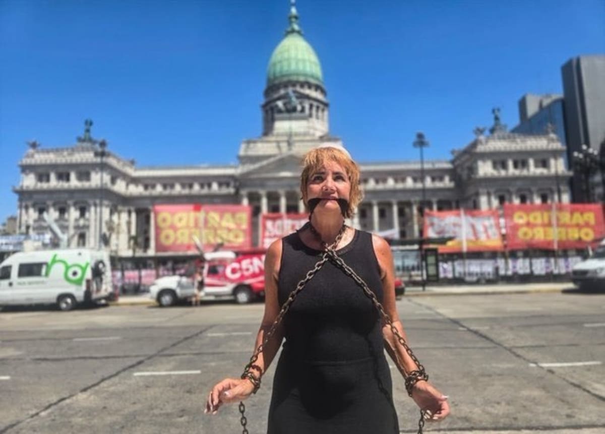 Nancy Pazos se encadenó y amordazó frente al Congreso en rechazo a la Reforma Laboral.