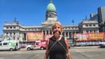Nancy Pazos, encadenada y amordazada frente al Congreso en rechazo a la Reforma Laboral: “Este Gobierno quiere periodistas así”