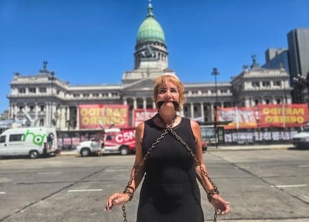 Nancy Pazos se encadenó y amordazó frente al Congreso en rechazo a la Reforma Laboral.