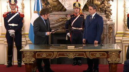 El presidente Javier Milei le tomó juramento formalmente al flamante ministro del Interior, Lisandro Catalán.