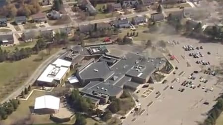 Alerta en Estados Unidos: un colectivo chocó contra una sinagoga