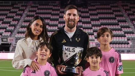 Lionel Messi y su familia con el premio a mejor jugador de la temporada 2024 en la MLS. Foto: @MLS.