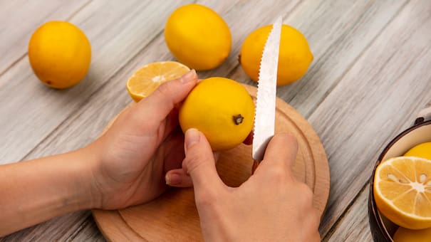 Jugo de limón y agua caliente: para qué sirve mezclar estos ingredientes y cómo utilizarlos