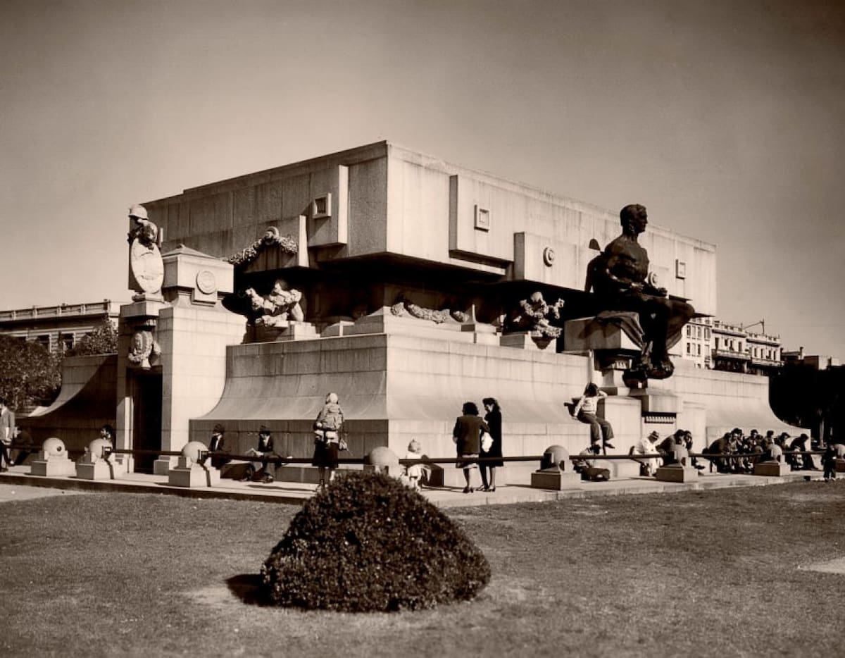 El mausoleo años antes. Foto: AGN