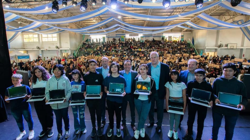 Entrega de notebooks de Martín Insaurralde en Florencio Varela. Foto: @Andreswatsonok.