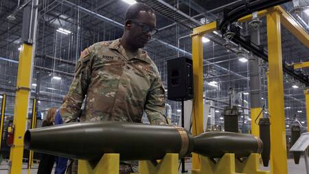 EEUU abrió una fábrica de artillería para acelerar la producción de proyectiles para Ucrania. Foto: Reuters