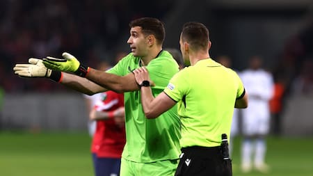 Dibu Martínez con el árbitro del duelo entre Lille y Aston Villa por la Europa League. Foto: REUTERS.