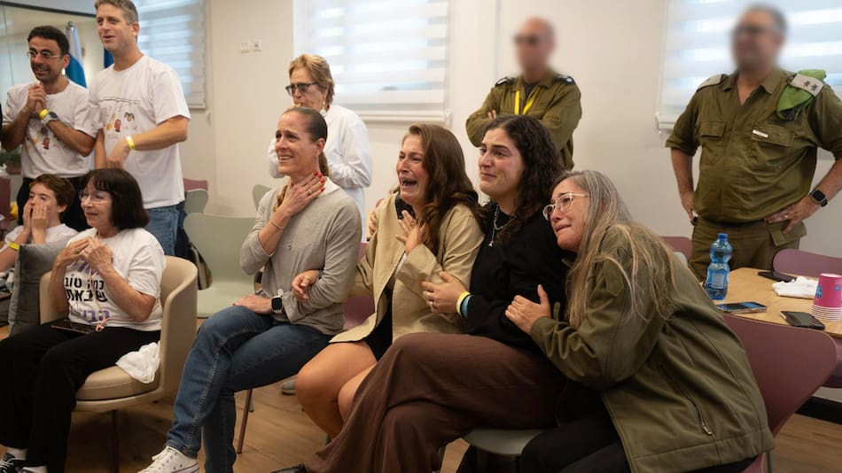 La familia de Omri Miran sigue por televisión el momento de la entrega de su familiar al Ejército israelí.