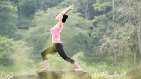 Una mujer practicando yoga. Alamy