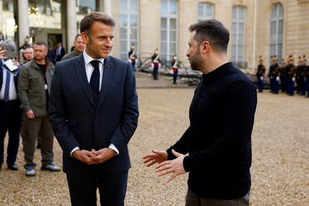 Volodimir Zelenski y Emmanuel Macron en Francia. Foto: REUTERS.
