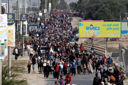 Evacuación de palestinos de Gaza tras los ataques de Israel. Foto: REUTERS.