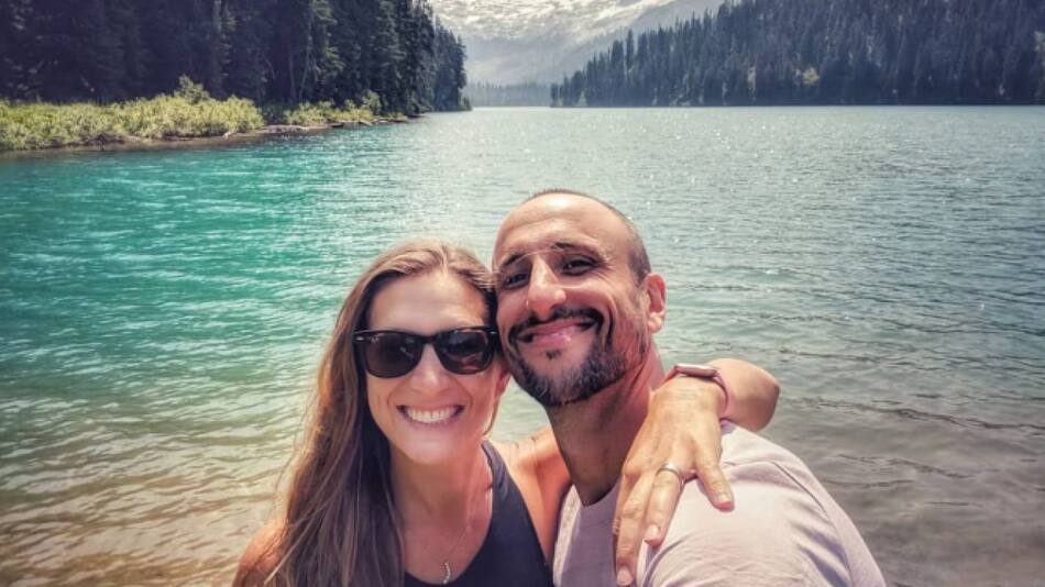 Emanuel Ginóbili y su pareja, Marianela Oroño, en Villa La Angostura. Foto: @manuginobili.
