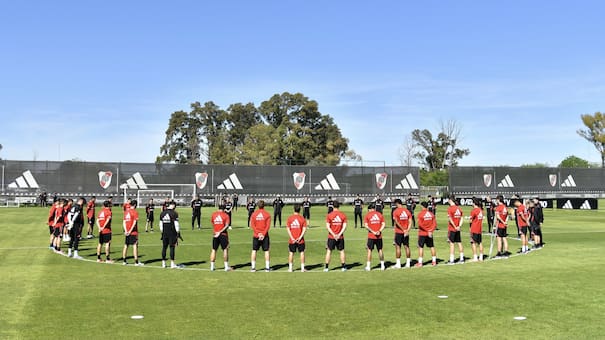River realizó un minuto de silencio en su entrenamiento por la muerte de Miguel Ángel Russo