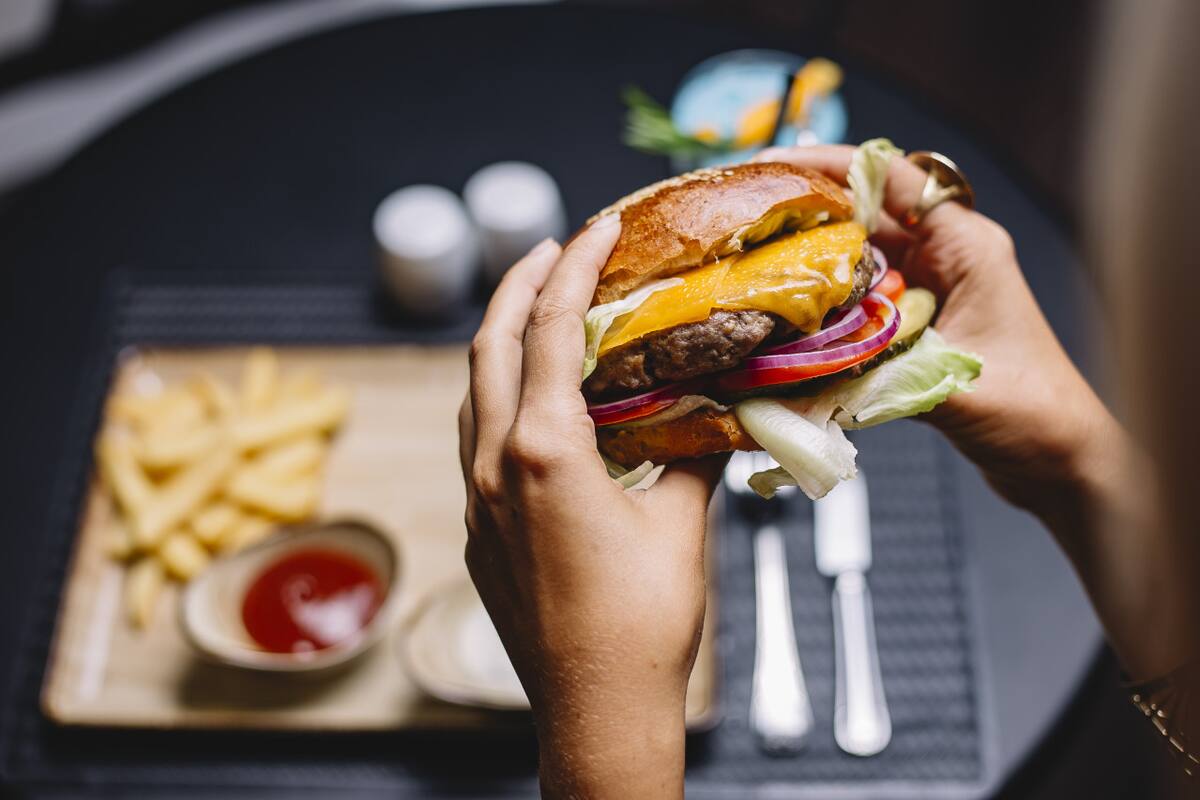 Hamburguesas, comida rápida. Foto: Freepik.